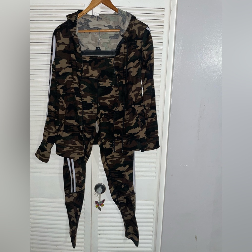 Camouflage Outfit Size Small Women’s